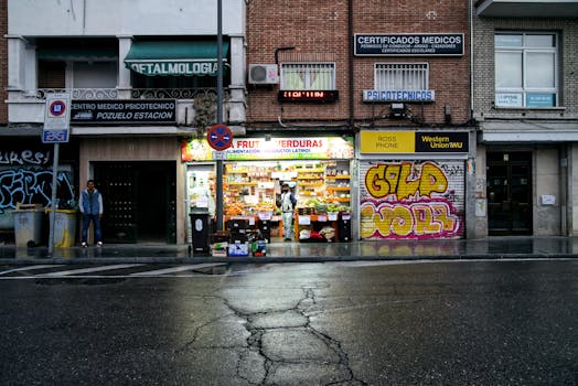 Empleados de Ahorramas ayudando a los clientes en Madrid