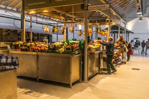 Familia comprando en Ahorramas, el supermercado más barato