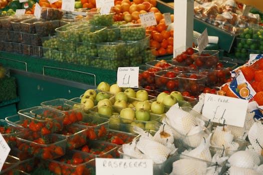 Tienda Ahorramas con clientes en la caja registradora